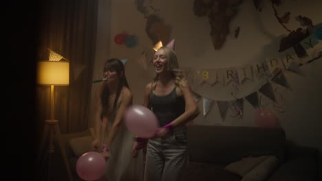 chicas celebrando su cumpleaños en casa.