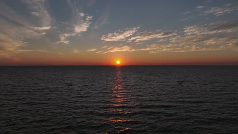 vista aérea inversa de la puesta de sol sobre la bahía móvil cerca del club náutico de fairhope