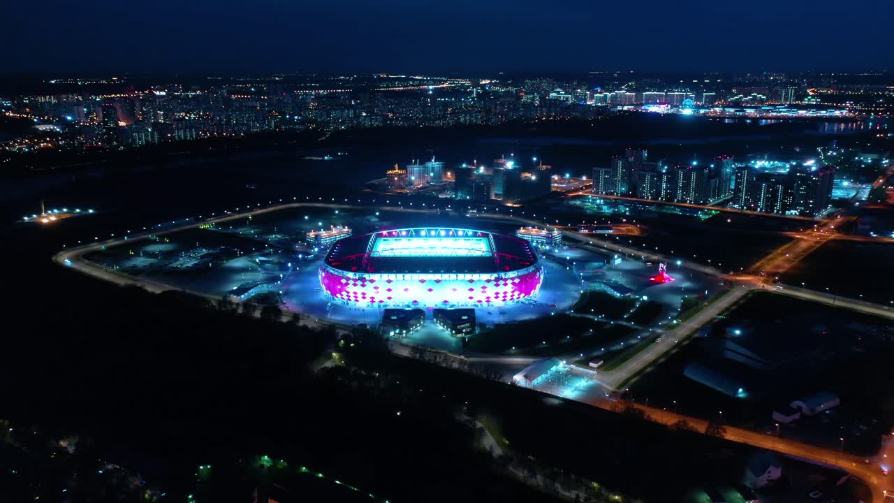 vista aérea nocturna de una intersección de autopista y el estadio de fútbol spartak moscú otkritie arena