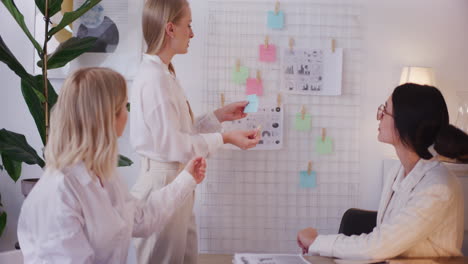la mujer presenta un concepto y una nueva idea para el desarrollo de la empresa