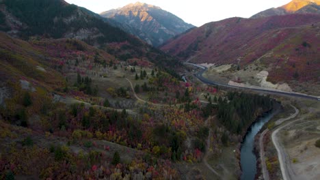 Timpanogos-Gebirgstal-Im-Herbst-In-Utah---Drohnenflug-Aus-Der-Luft