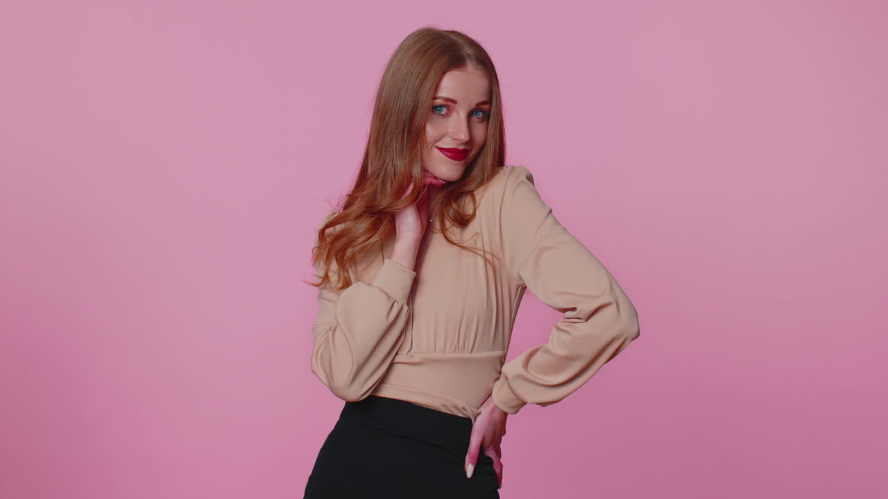 bruneta sonriente chica feliz parpadeando el ojo, mirando a la cámara con una sonrisa dentada, guiñando y coqueteando