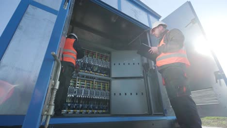 ejecución de trabajos de medición eléctrica en el transformador de potencia