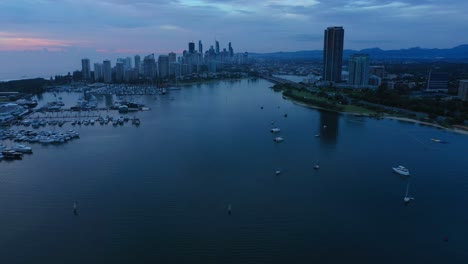 Werfen-Sie-Eine-Drohne-In-Den-Sonnenaufgang-über-Der-Goldküste-Des-Wunderschönen-Australiens