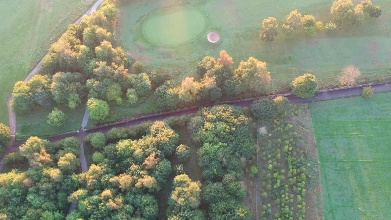 골프장 위의 해가 뜨는 모습