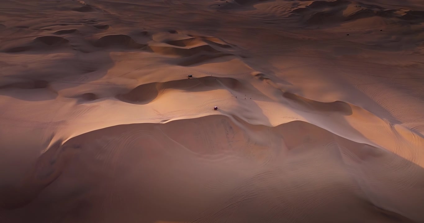Paesaggi aridi, avventure fuoristrada nella natura selvaggia, Huacahina, Perù, Sud America, tramonto aereo cinematografico.