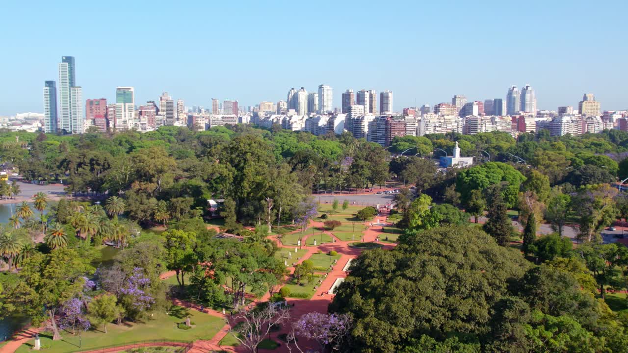 órbita aérea en contraste con el parque rosedal de palermo y el horizonte de buenos aires en el fondo en un día soleado