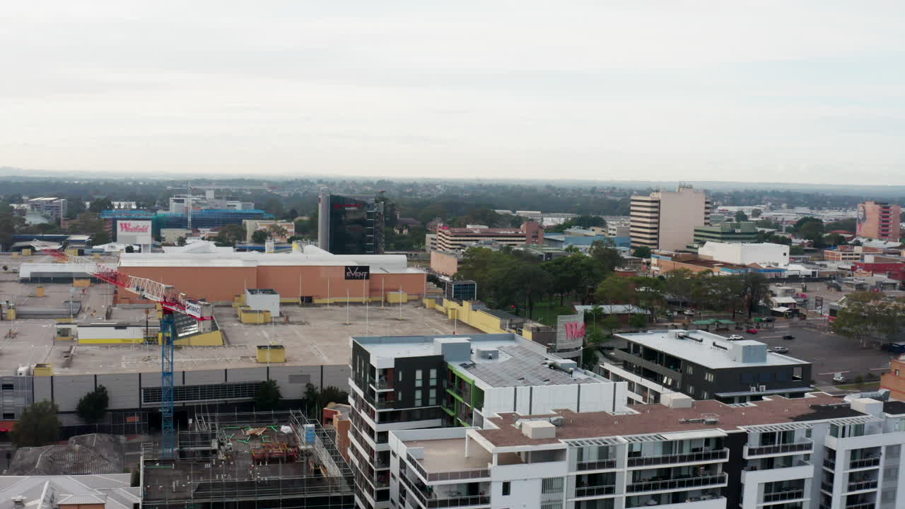 Imagem aérea de drone acompanhando obras de construção no centro da cidade de Liverpool, Sydney, Austrália