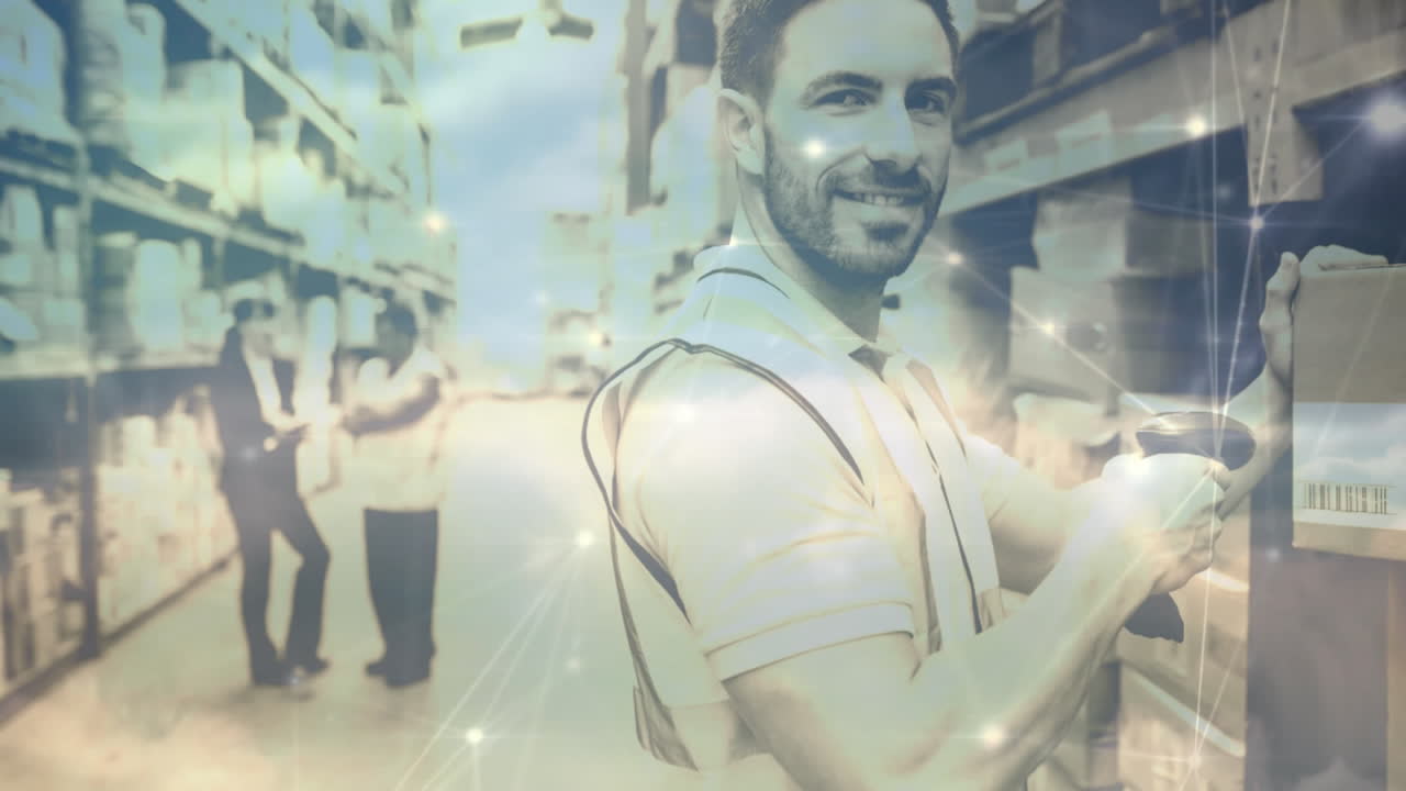 trabajador de almacén escaneando una caja