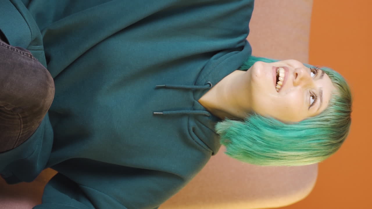 젊은 여성이 지폐를 배포하고 공중에 던지는 수직 비디오.