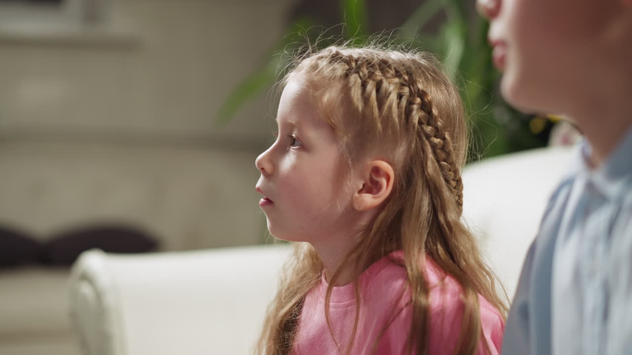 niña escucha al maestro por el hermano en la lección privada