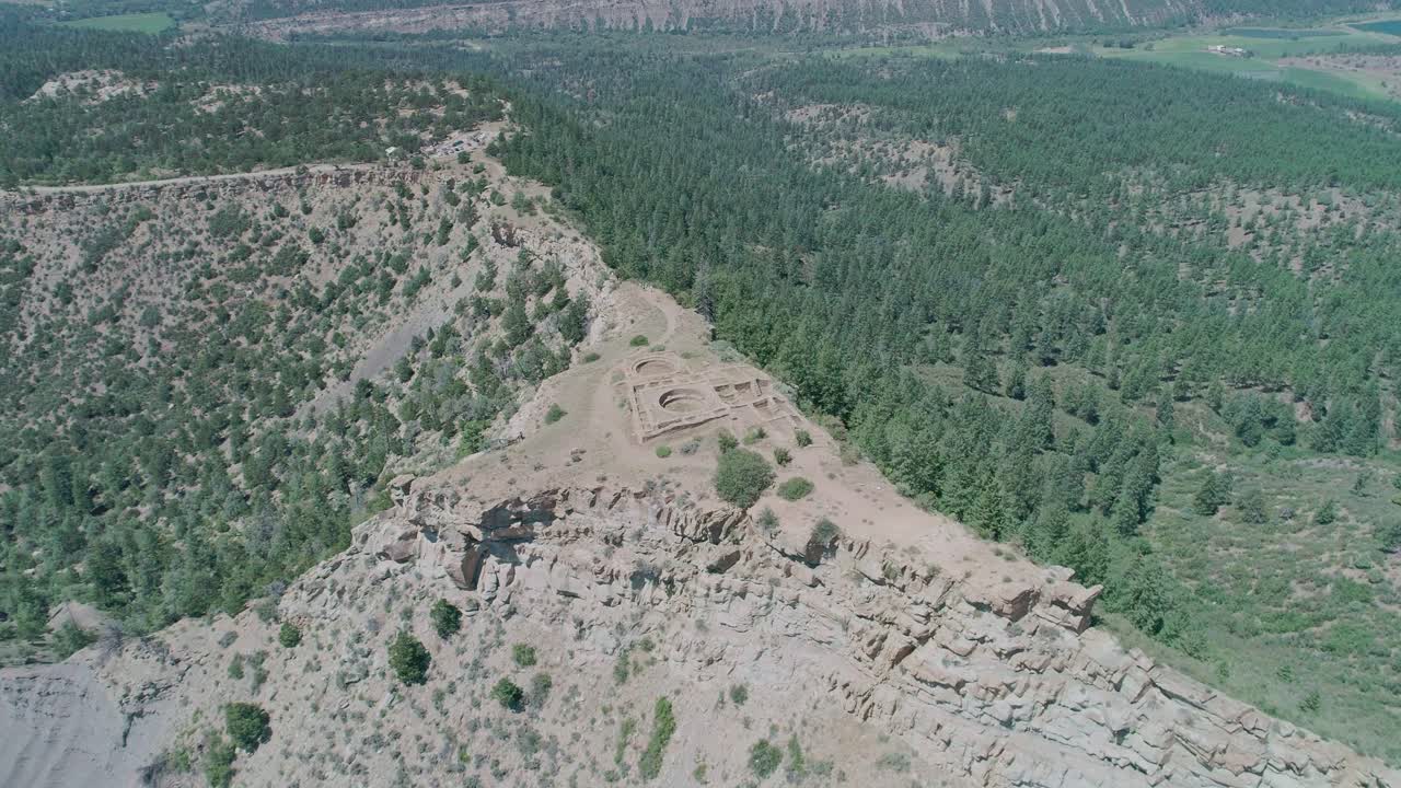 vista de drones de las ruinas en la cima de las montañas rocosas en colorado