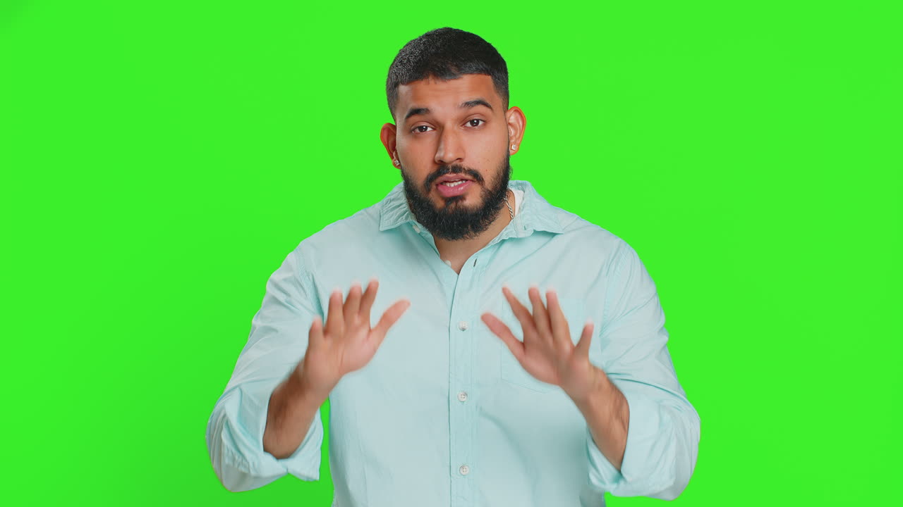 hombre hablando en pantalla verde