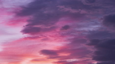 Coole,-Minimalistische,-Inspirierende,-Hübsche-Rosa,-Lebendige-Wolken-Am-Himmel