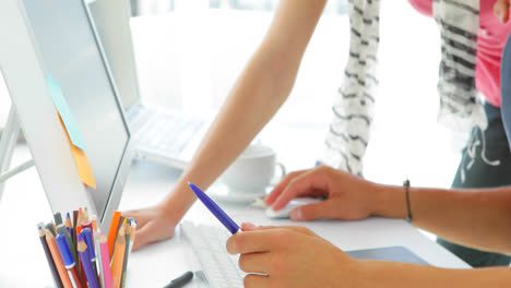 diseñadora creativa ayudando a su colega