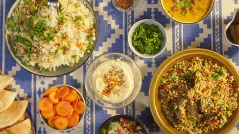 comer bulgur con berenjena y cuscús con pollo vista superior. cultura tradicional de oriente medio. moutabal y ensalada de verduras en cuencos, falafel, sopa de frijoles. arroz delicioso con carne