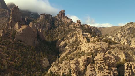 Luftaufnahme-Einer-Atemberaubenden-Felsigen-Berglandschaft-In-Der-Nähe-Der-Stadt-Bariloche-Im-Argentinischen-Patagonien