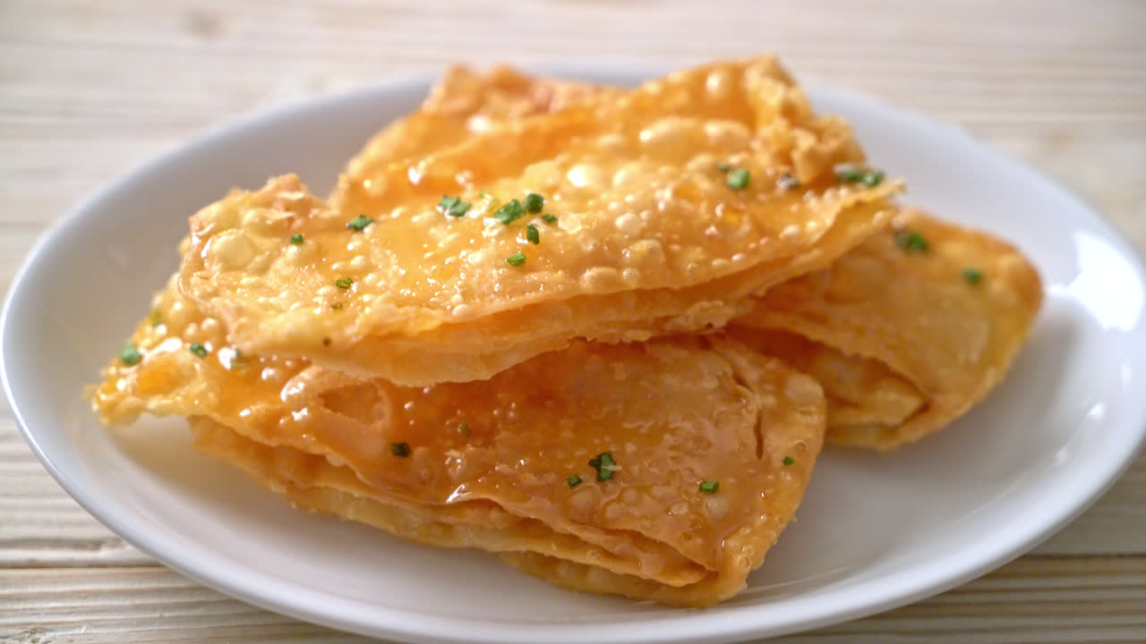 접시에 설탕과 바삭한 로티