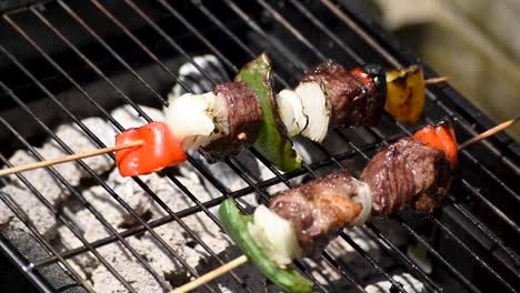 Brochetas-De-Carne-Y-Verduras-Sobre-Briquetas-De-Carbón-Caliente-A-La-Parrilla-Al-Aire-Libre