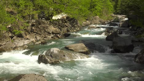 Rauschender-Gebirgsfluss-Mit-Vorbeifahrendem-Geländewagen,-Pyrenäen-Spanien