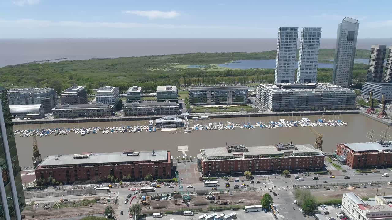 вид с воздуха на пуэрто-мадеро в буэнос-айресе - аргентина