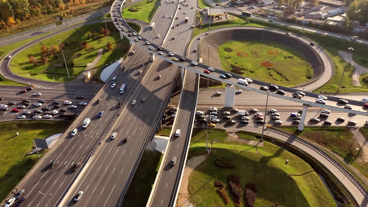 모스크바의 고속도로 교차로 교통 경로의 공중 뷰.