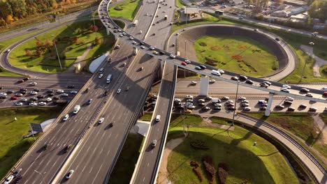 vista aérea de una intersección de autopistas en moscú.