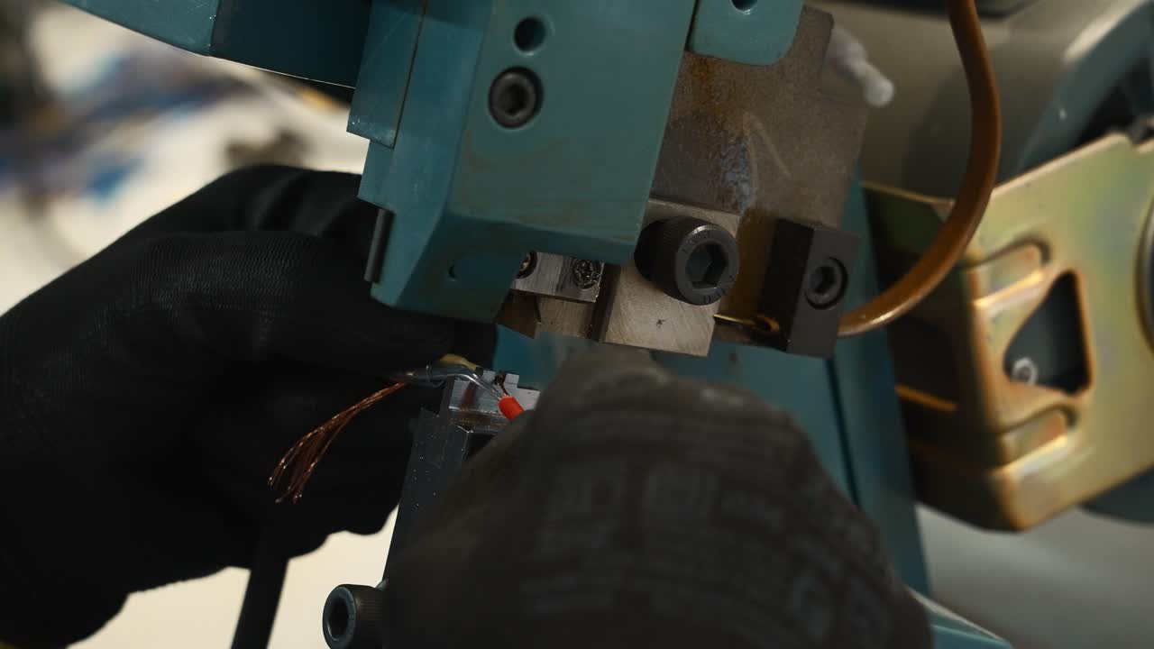 proceso de conexión de cables en máquinas industriales