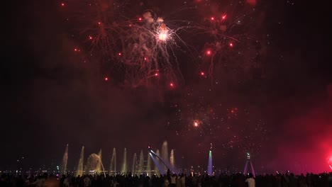 4k:-Impresionante-Espectáculo-De-Fuegos-Artificiales-Y-Flyboard-Led-2023,-Celebrado-En-El-Paseo-Marítimo-Al-Majaz-De-Sharjah,-Emiratos-árabes-Unidos