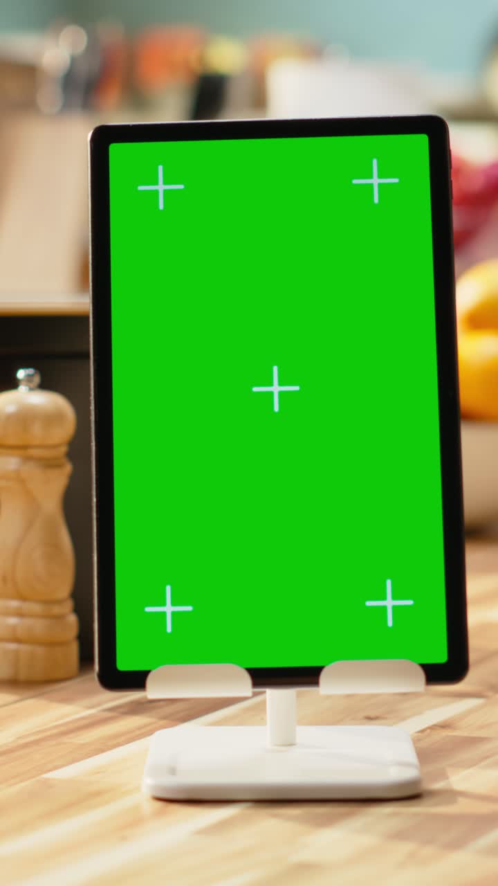 Vertikal video: Vertikal greenscreen på tablet i rustikt køkken med træbord