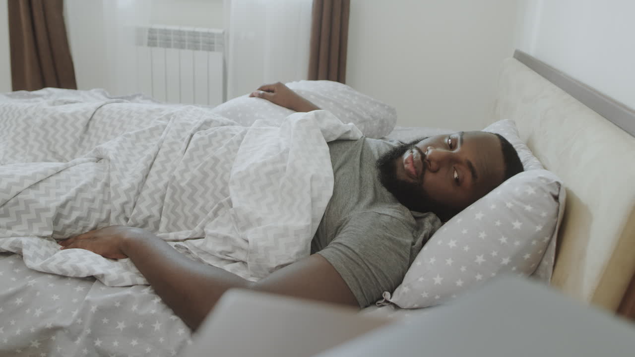 Uomo stanco che si sveglia tardi al mattino. Uomo scioccato che si sveglia velocemente.