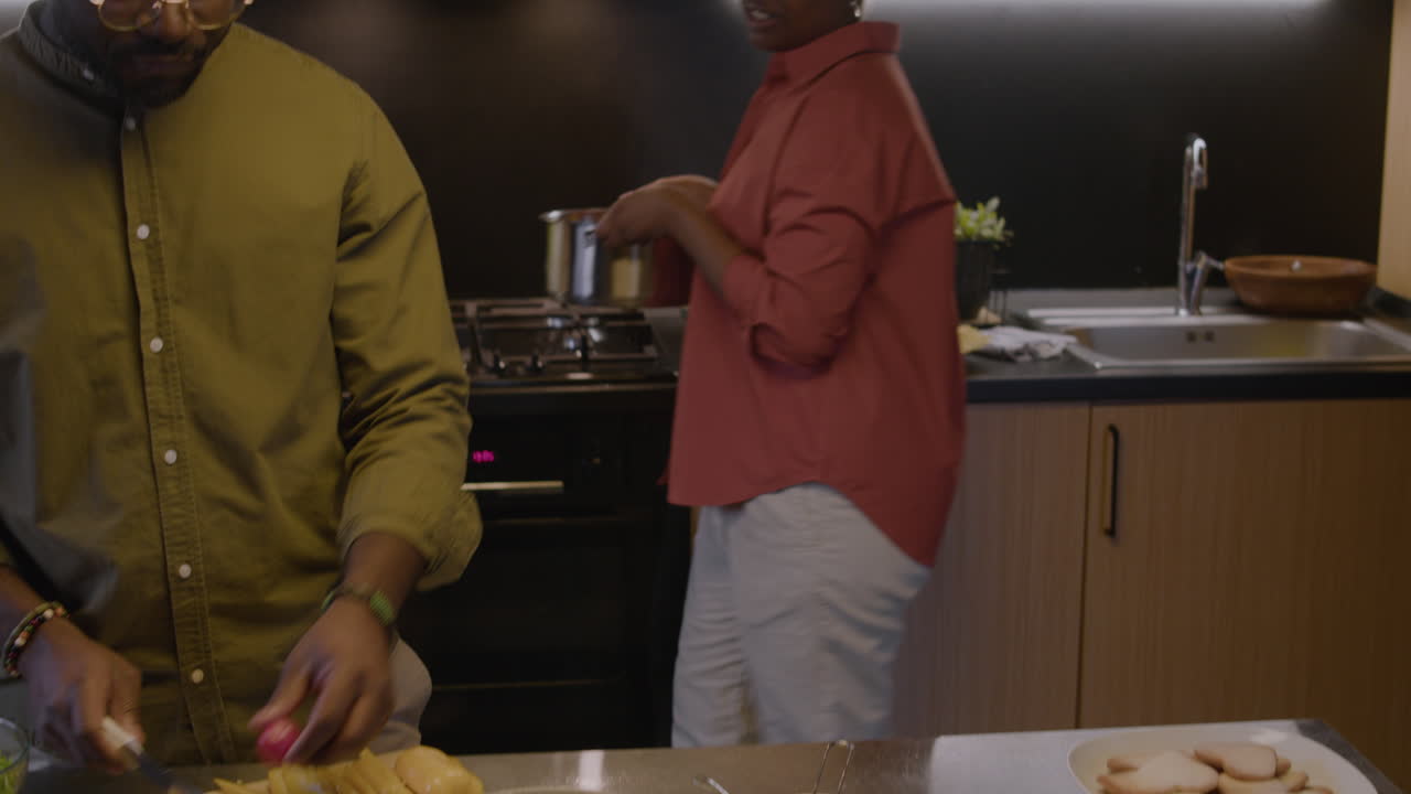 Una pareja cocinando en la cocina.
