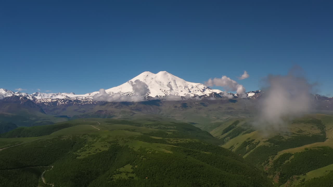 región de elbrus. volando sobre una meseta montañosa. hermoso paisaje de naturaleza. el monte elbrus es visible en el fondo.