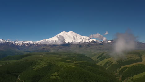 región de elbrus. volando sobre una meseta montañosa. hermoso paisaje de naturaleza. el monte elbrus es visible en el fondo.
