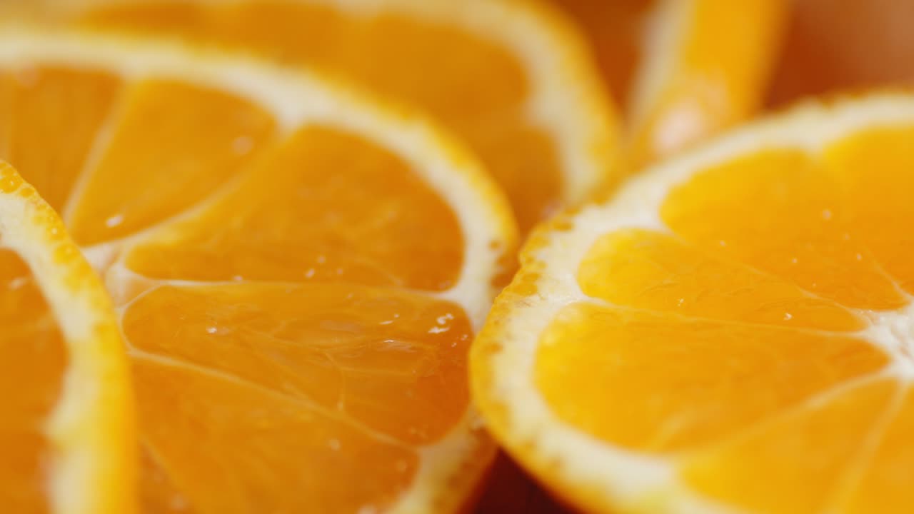 las rebanadas redondas de mandarina fresca giran lentamente.