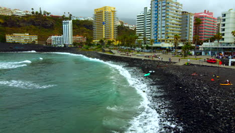 Volando-De-Regreso-Sobre-Las-Olas-Rompiendo-En-La-Playa-De-Roca-Negra