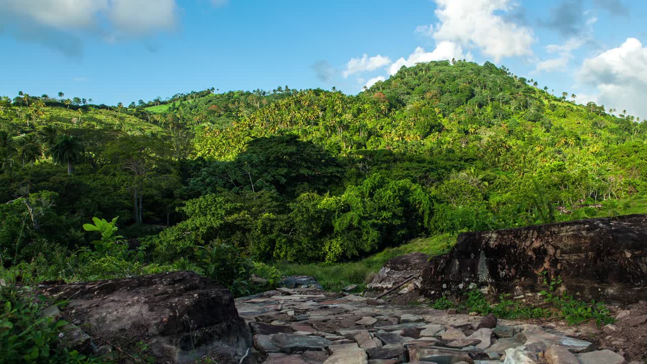 hermoso lapso de tiempo nublado en las montañas