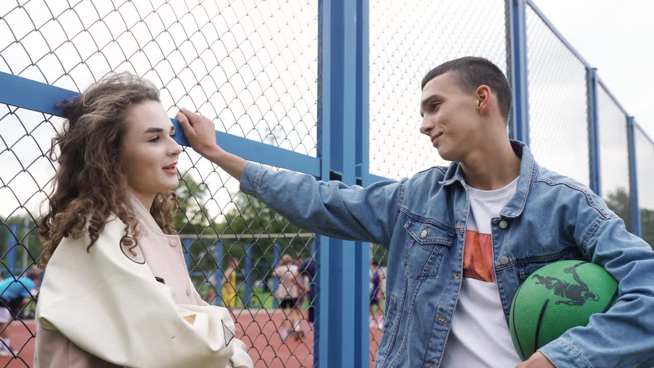 adolescentes hablando al aire libre