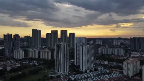 Hermosa-Vista-De-Drones-Al-Atardecer-En-Kuala-Lumpur,-Malasia