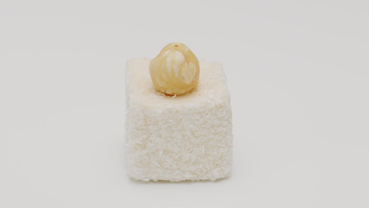 postre de delicias turcas aislado sobre un fondo blanco