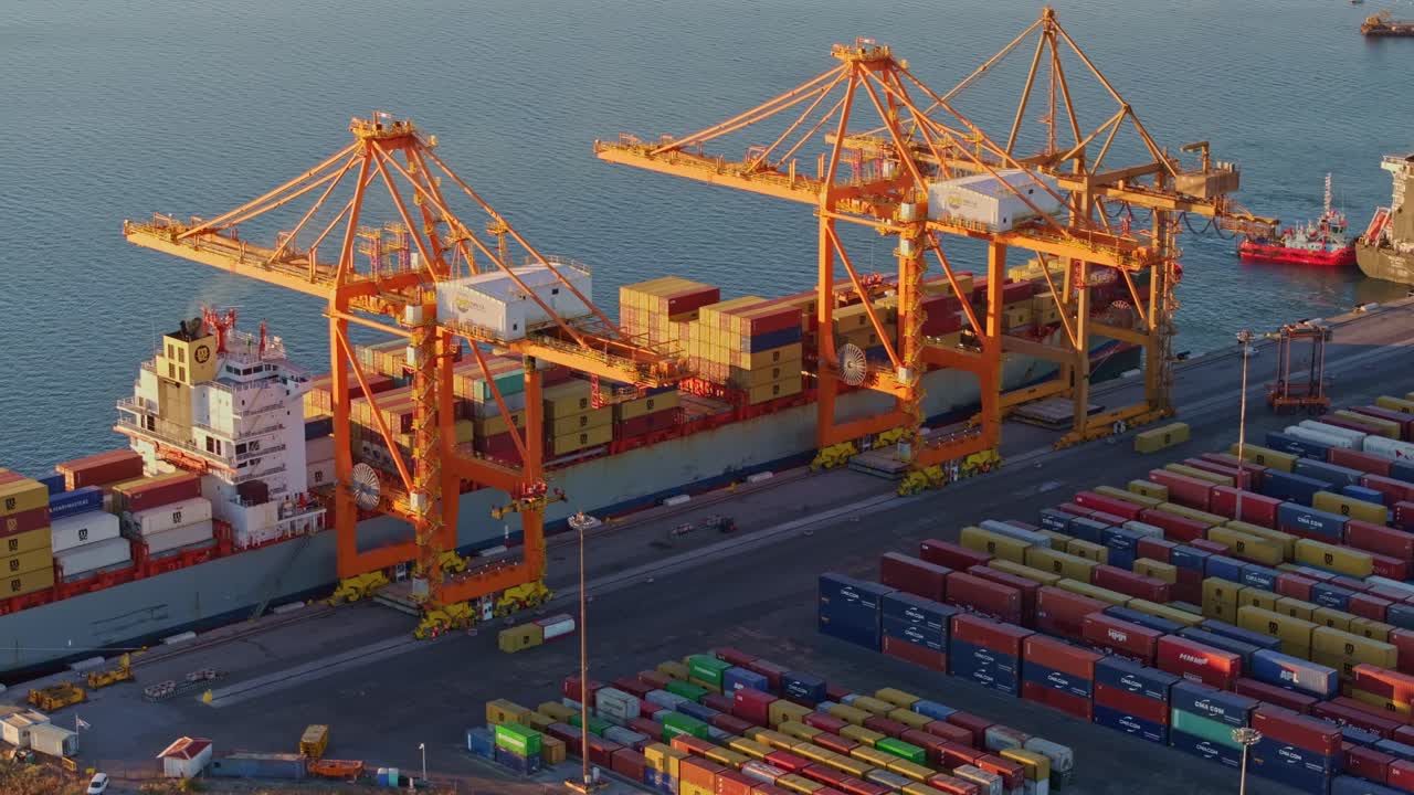 Salonicco, Grecia: tramonto che illumina le navi portacontainer sul mare