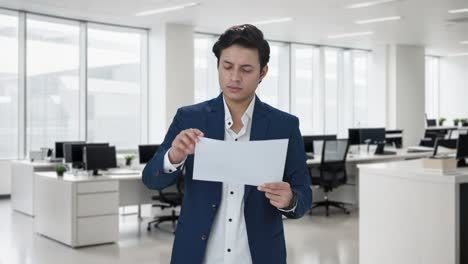 gerente indio comprobando los informes financieros