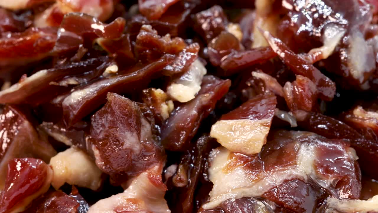 고품질 전통 세라노 햄, 하몽 이베리코, 작은 조각으로 잘게 썬 것