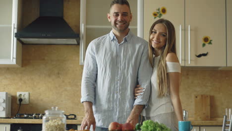 una pareja feliz en la cocina.
