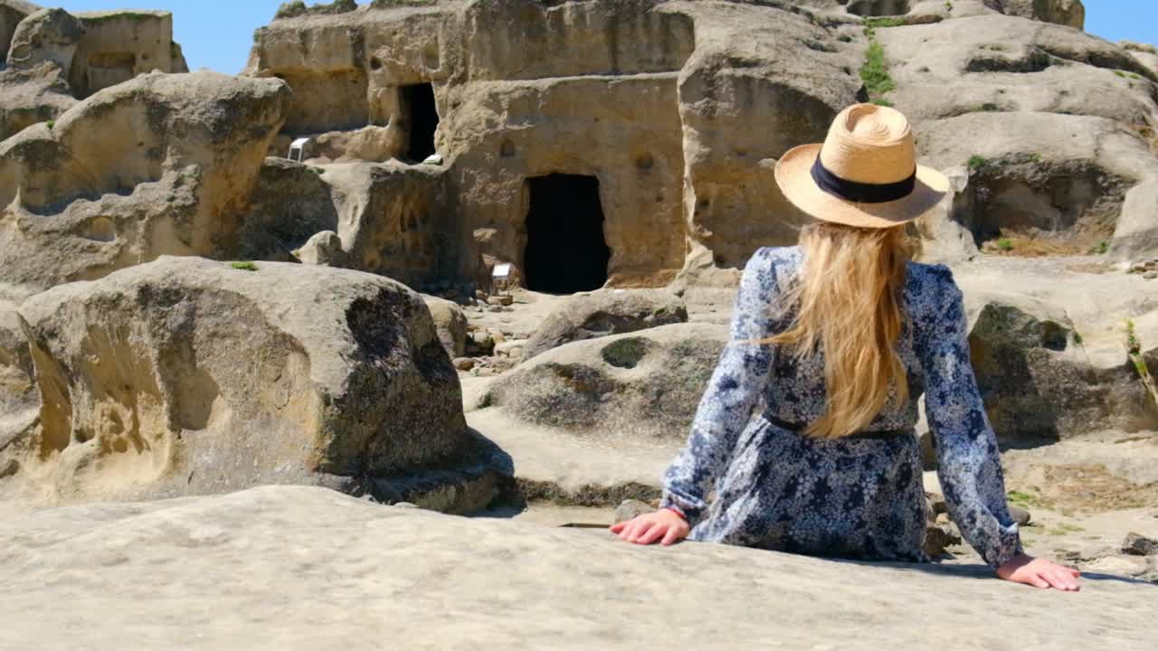 turistas en georgia en la ciudad de uplistsikhe. enfoque selectivo. naturaleza.