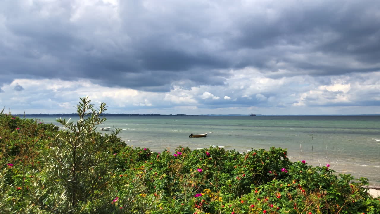 바다 지평선에 보트