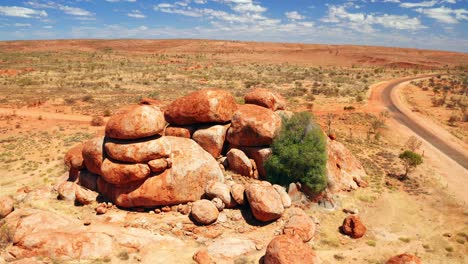 vue aérienne de la réserve de conservation des marbres du diable dans le territoire du nord, australie