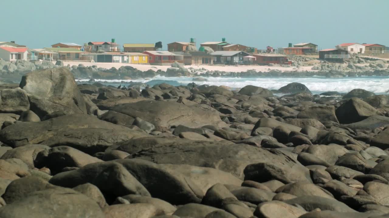 paisaje de playa rocosa con casas frente al mar en atacama, chile en verano