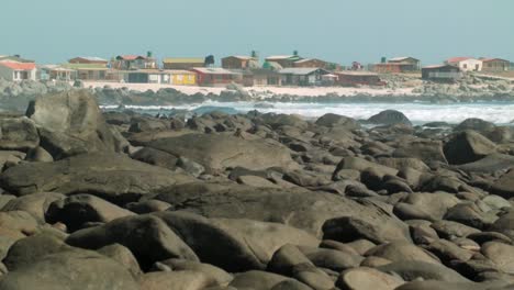 Paisaje-De-Playa-Rocosa-Con-Casas-Frente-Al-Mar-En-Atacama,-Chile-En-Verano