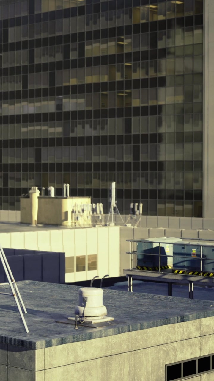Escena de azotea muestra varios edificios, equipo industrial y estructuras